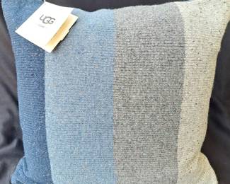 UGG PILLOW 