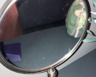 Mirror magnifying 