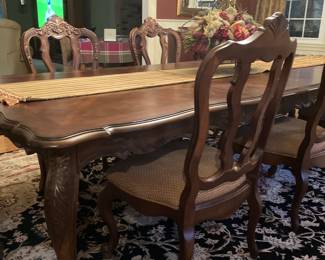 Beautiful dinning table and matching chairs in perfect condition 