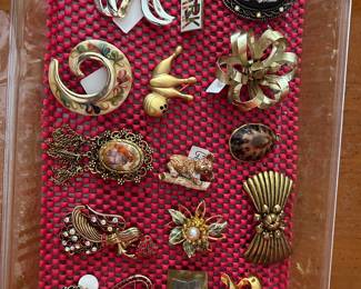 Vintage  pins 