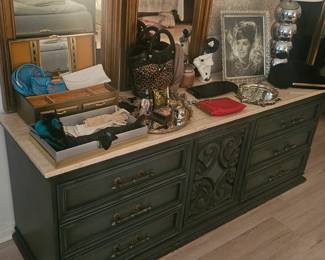 Dresser with 2 matching nightstands 