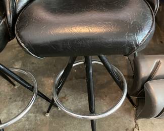 4 bar stools very good condition
