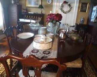 Beautiful Ball & Claw Dining Table & 6 Chairs