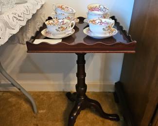 SMALL SIDE TABLES