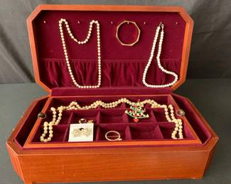 PR221Jewelry Box With Some Treasures
