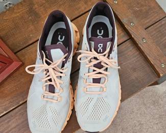 On Cloud  shoes w10