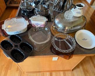 With all this blue flower bakeware, you'd think I was heir to the CorningWare empire. Alas, no. But there's glass pie dishes aplenty, a mystery mini loaf pan and a pretty darn impressive turkey roaster. Thanksgiving is calling!