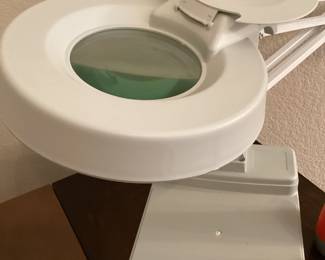 Desk magnifying lamp