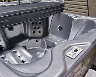 SEA-CREST 6 Person STAINLESS STEEL CLEAN HOT TUB/JUCUZZI. Manufactured in South Georgia. Purchased at Douglas Blvd at Billiards and Hot Tubs or Spas in 2005