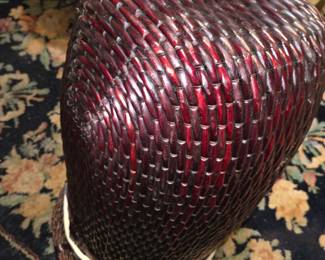 Upside down view of the laundry basket. In great condition!