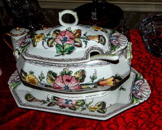 Large Tureen... just in time for that Thanksgiving Dinner!