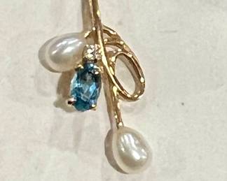 14 karat pendant with sapphire and pearls