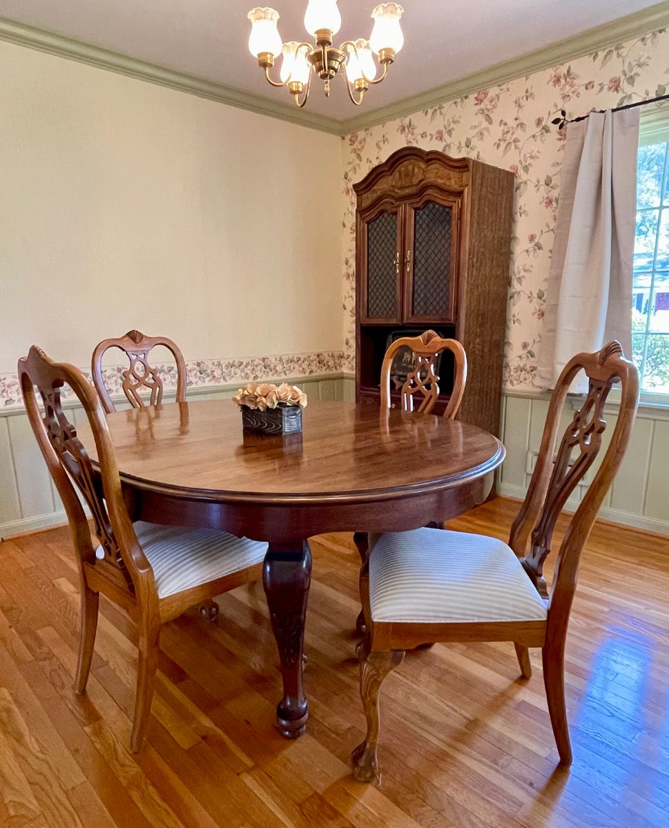 BEAUTIFUL SOLID WOOD DINING ROOM TABLE WITH 4 DINING CHAIRS