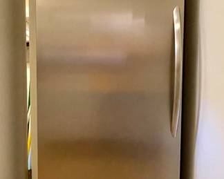 FRIGIDAIRE GALLERY UPRIGHT FREEZER