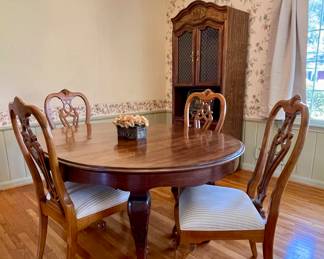 BEAUTIFUL SOLID WOOD DINING ROOM TABLE WITH 4 DINING CHAIRS