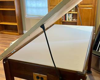 SIDEVIEW OF DRAFTING TABLE