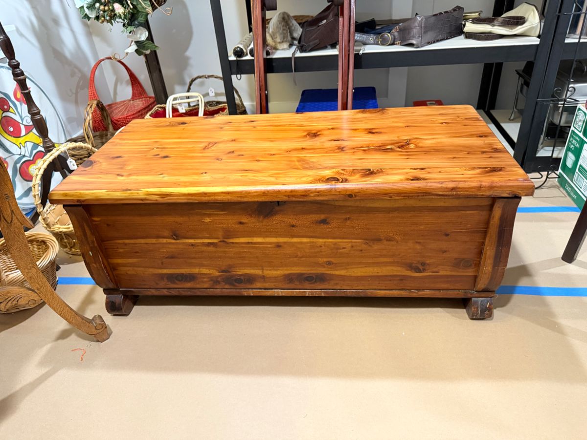 TenneCedar Chest – Product of Loomis & Hart Furniture Co. – Division of Tennessee Furniture Corporation, Chattanooga, Tennessee. Vintage.