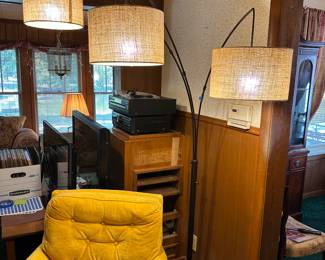 Cantilevered floor lamp