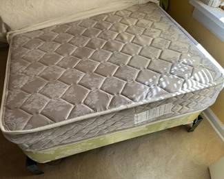 Twin mattress and box spring