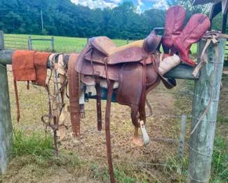 006 Vintage Western Horse Saddle and Accessories