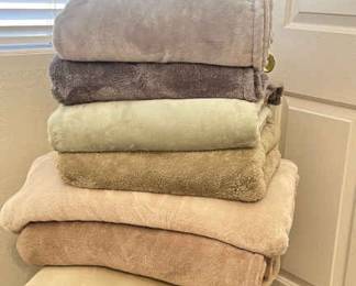 6 Fuzzy Blankets