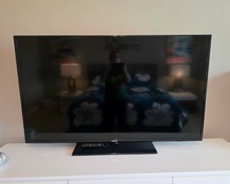 (21) Samsung 55" Smart TV #UN55J6201AFXZA $175