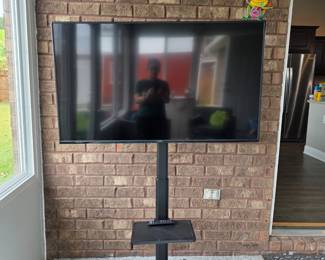 (52) Vizio 50" Smart TV w/Stand $130