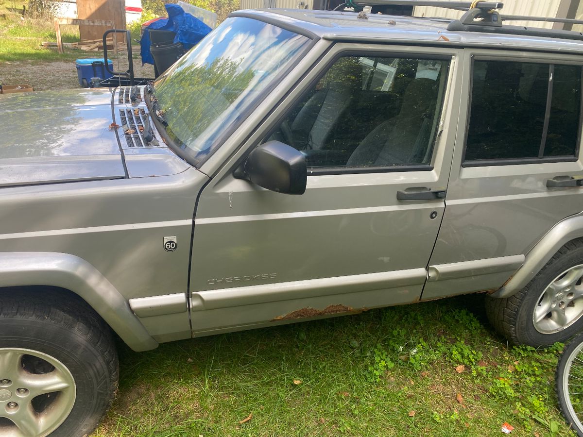 Jeep Cherokee
Fired up and moved forward and reverse with fresh battery no serpentine belt and bad alternator, open title