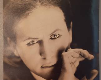 Somebody out there wants this one! An ORIGINAL PERIOD photo of Houdini ! This is a classic silver gelatin photo circa 1920. The same photo sold at Potter and Potter Auctions April 8th 2023, lot 0112 for $800.00 + 25% buyers premium + tax. That's $1,000.00 + tax folks! This is a rare one! From Live Auctioneers.... "HOUDINI, Harry (Erik Weisz, 1874 – 1926). Dramatic Bust Portrait of Harry Houdini. Circa 1920. Classic silver gelatin print photograph of the famous magician and escape artist staring directly at the camera, one hand extended with the rear of the palm pressed against his cheek. 6 7/8 x 4 7/8”. THE ONE THAT I HAVE IS THE SAME SIZE. A few tiny spots of wear, faint old corner bend; near fine."       https://www.liveauctioneers.com/item/148213908_houdini-harry-erik-weisz-1874-1926-dramatic-bust-por-chicago-il/?fbclid=IwY2xjawMwHjlleHRuA2FlbQIxMABicmlkETFQSmI2a1dzVmlFTnVnWmt1AR45T1L5LOBpDofYWXYwiyS0PvygY6sPKWtu21iQ3y5hM7QvUdEV2nDPKHKnPg_aem__Khkndql-UAUSFTXibdGBQ