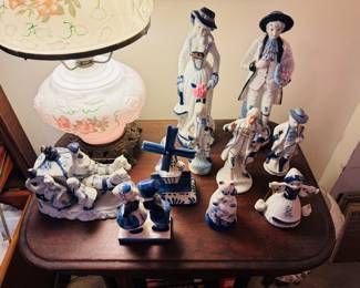 FIGURINES