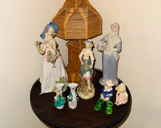FIGURINES