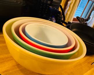 NESTING BOWLS, LOOK BRAND NEW