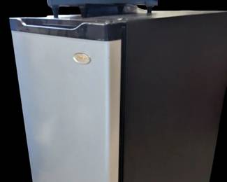 Compact refrigerator 