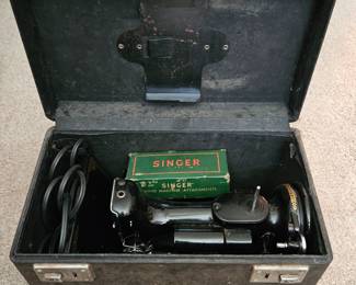 Singer featherweight sewing machine 