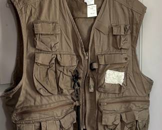 Fishing vest with magnetic net 