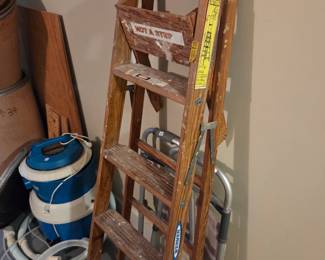 #160	Werner 4 Step 5' Wood Ladder	 $40.00 
