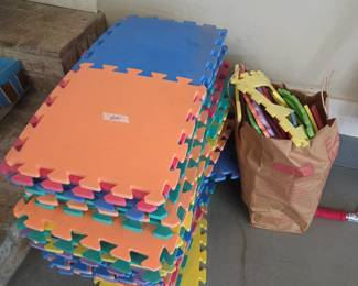 #29	Colorful Play Mat w/70 Pieces  w/Alphabet pieces	 $20.00 
