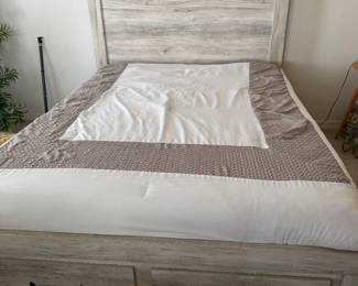 Queen Size Bed Headboard and Footboard/ drawers with NO mattress
