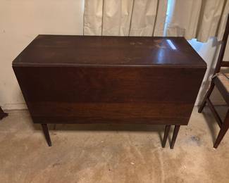 Drop leaf table