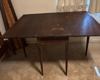 Extended drop leaf table