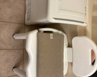Shower or bath chair & hamper in master bath