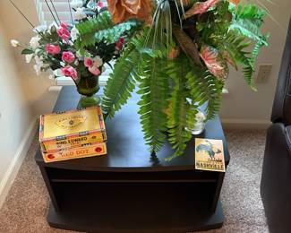Living room - lots of nice floral arrangements