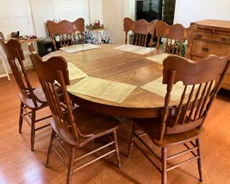 Dining room table with leaf & 8 chairs