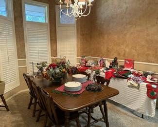 Like new dining table & chairs