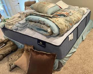 Large selection of fine bedding, including all sizes of sheets 