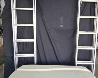 CT548Rubbermaid Outside Storage Bin And 2 Metal Ladders