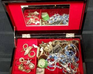 CT552Assorted Oneoff And Broken Vintage Jewelry Mystery Lot