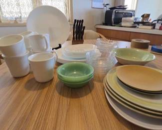 FR134Selection of Vintage Dishware