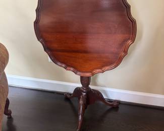 Pie Crust Pedestal Tilt Top Table (24"W x 24"D x 28"H)