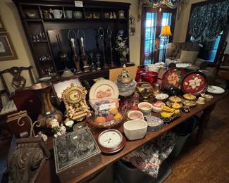 Decorative Household Pieces  /  Table For Sale